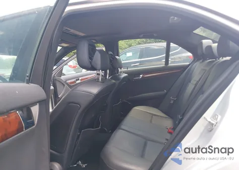 2010 Mercedes-Benz C 300 Luxury 4Matic/Sport 4Matic z USA, uszkodzony, nr VIN WDDGF8BB7AF480620